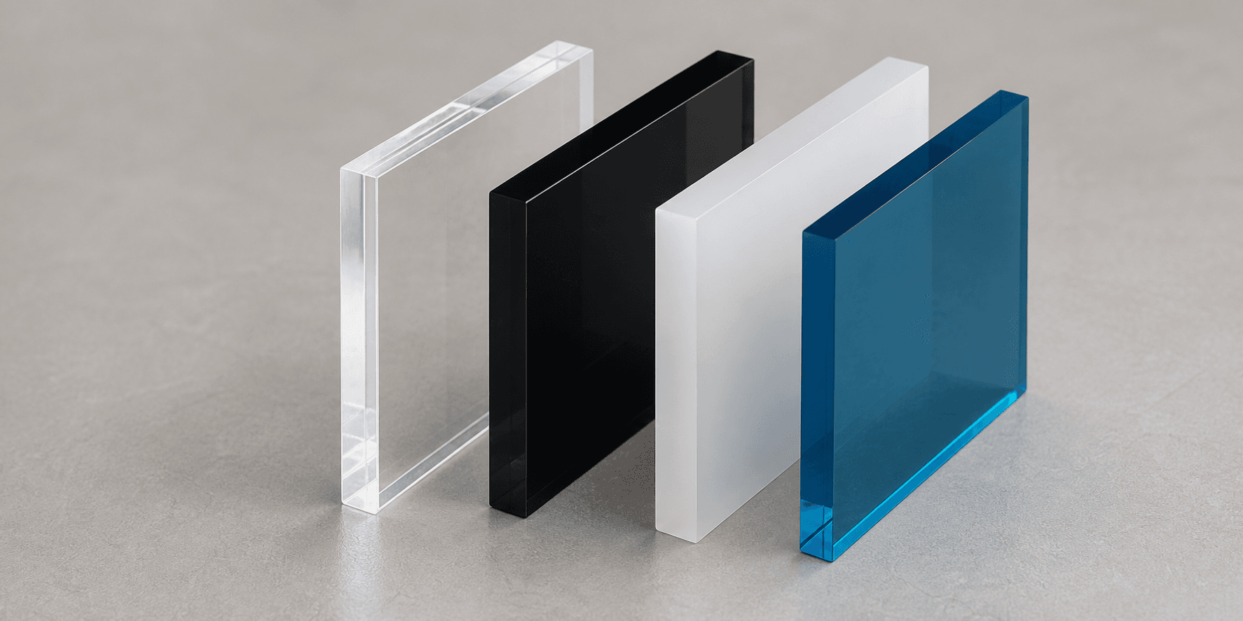 Aufrecht stehende Platten aus transparentem, schwarzem, weißem und blauem Acryl