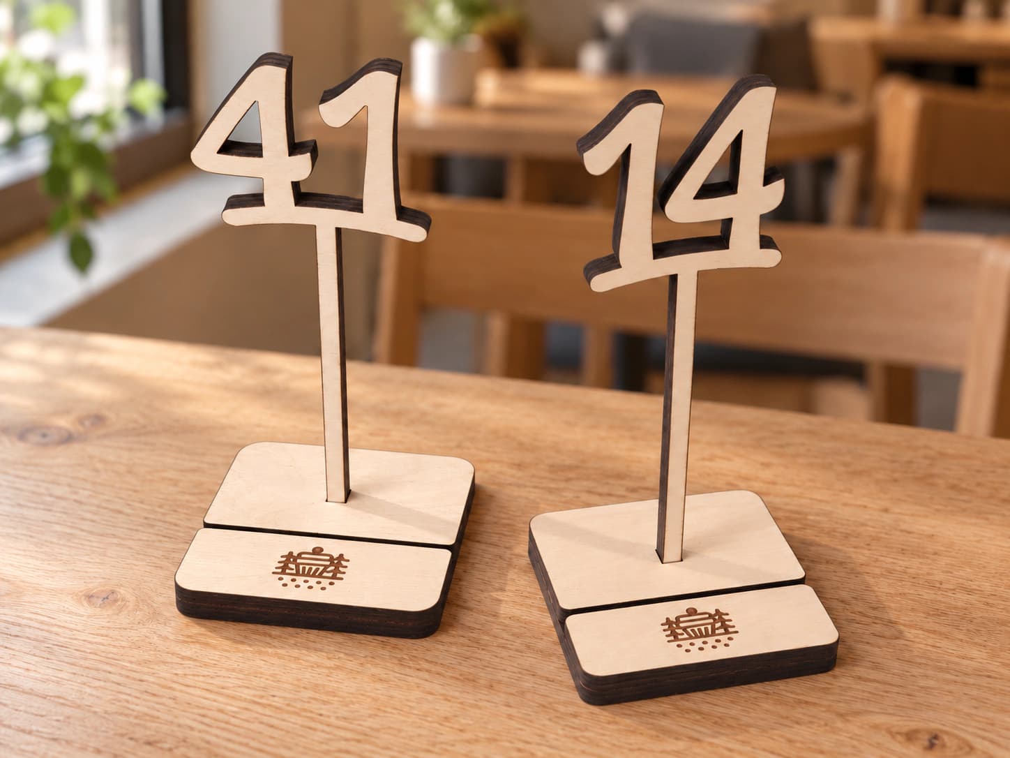Tischaufsteller aus Holz mit den Nummern 41 und 14 im Café