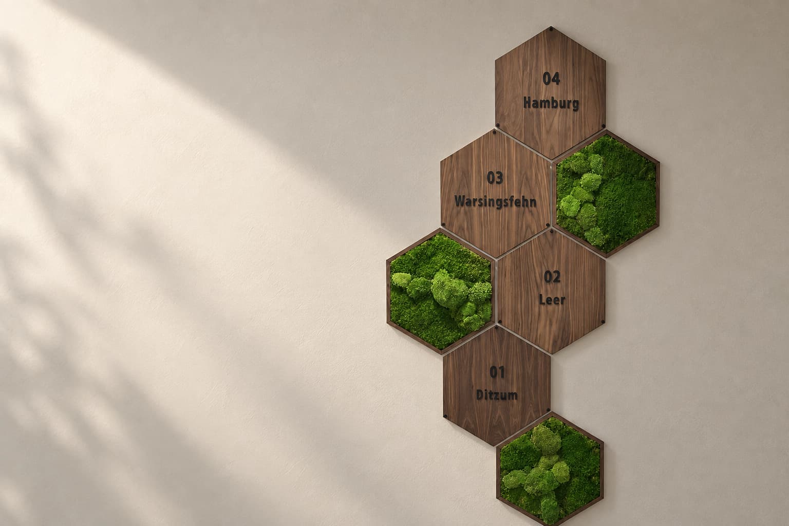 Sechseckige Wandgestaltung aus Holz und Moos mit Zimmernamen und Nummern