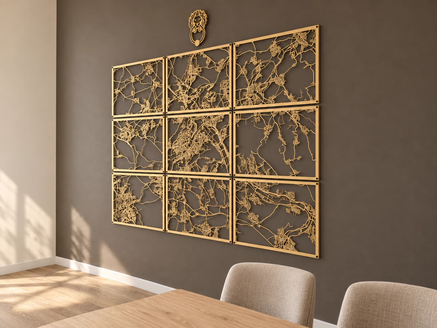 Neun Holzmodule einer Stadtkarte an dunkler Wand im Besprechungsraum
