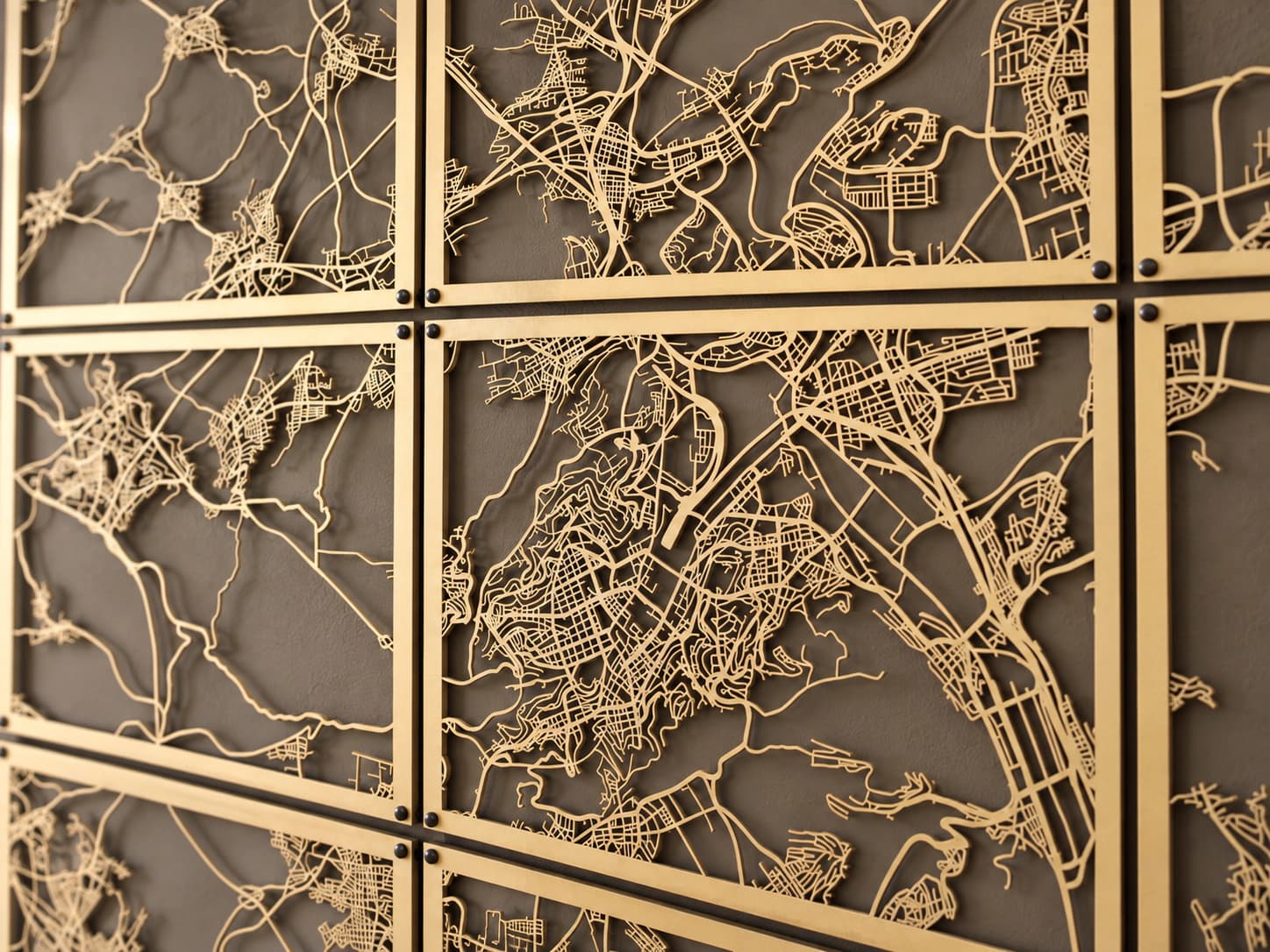 Detail der filigranen Stadtkarte aus Holz