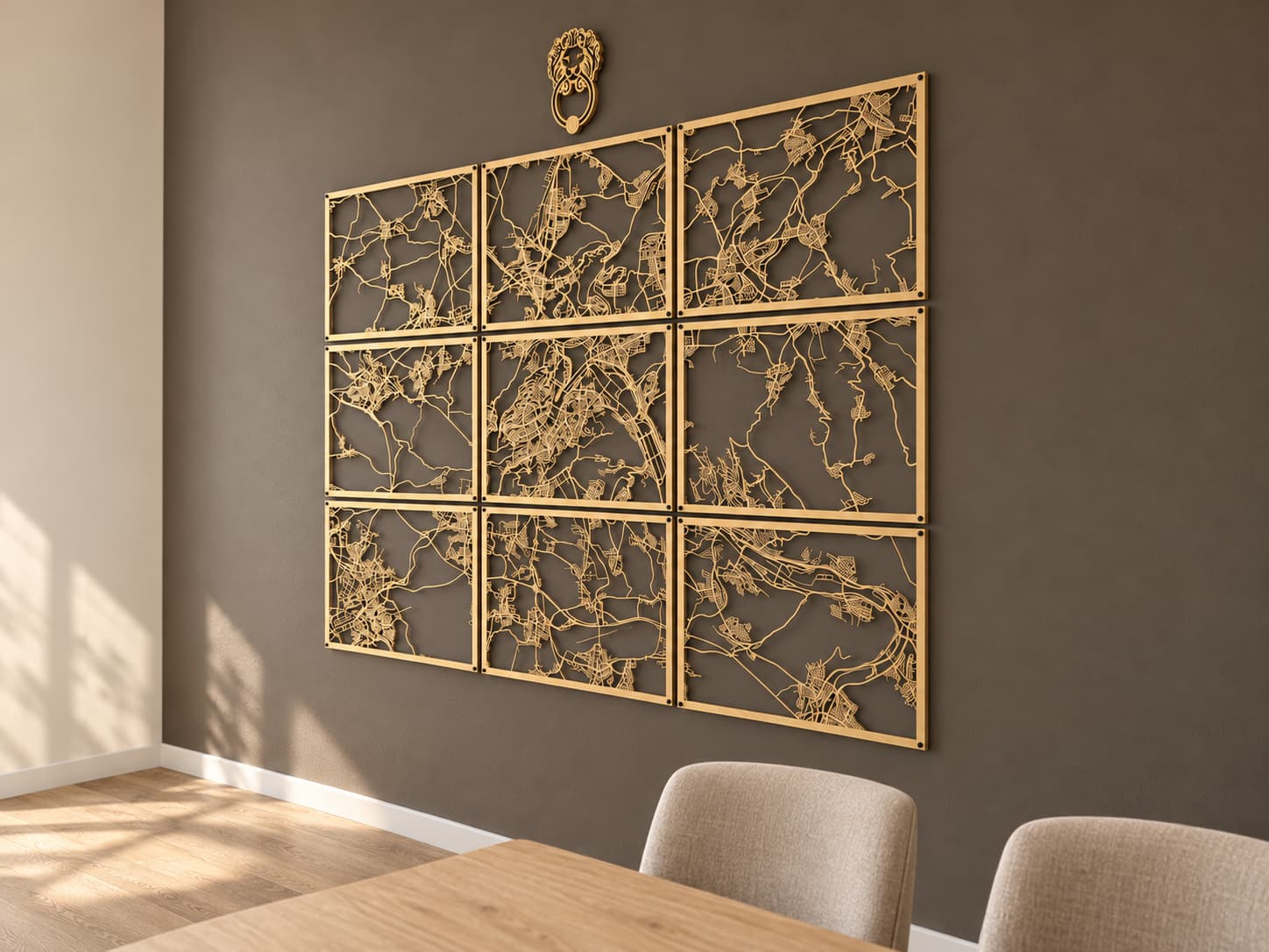 Mehrteilige Stadtkarte aus Holz an einer dunklen Wand bei Pro Estate
