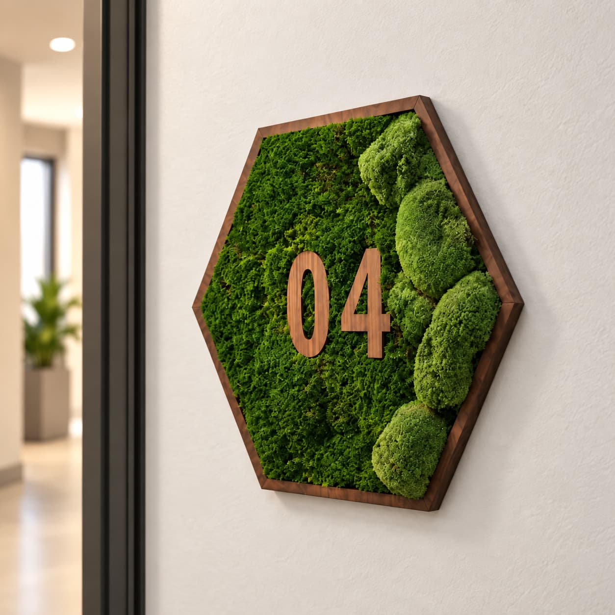 Raumschild mit der Nummer 04 aus Holz und Moos an einer weißen Wand